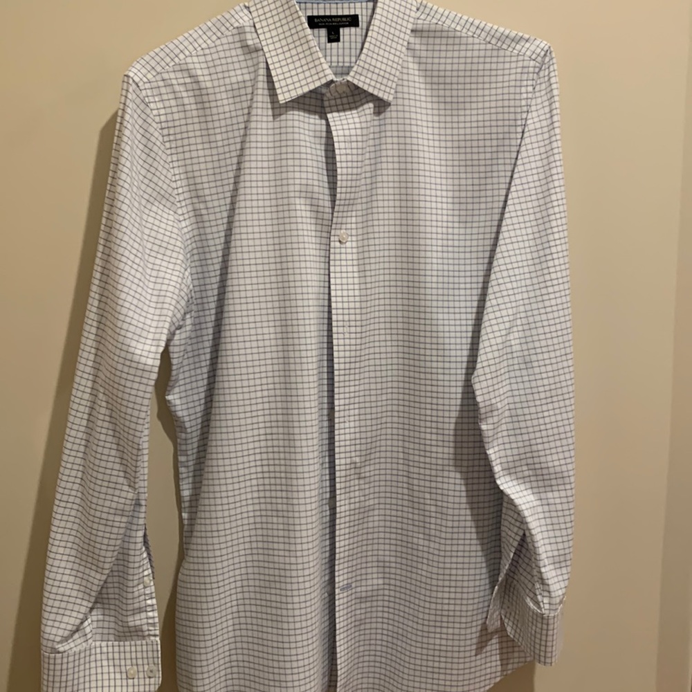 Banana Republic mens button down. White and blue. Non iron. Size large.